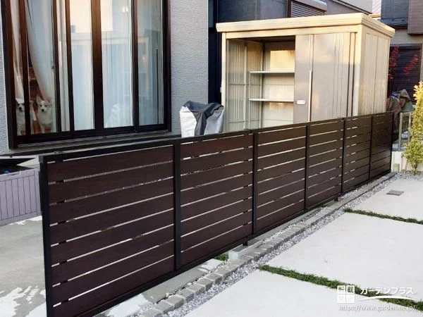 敷地境界にフェンスを設けて快適に過ごせる物置付きのお庭工事