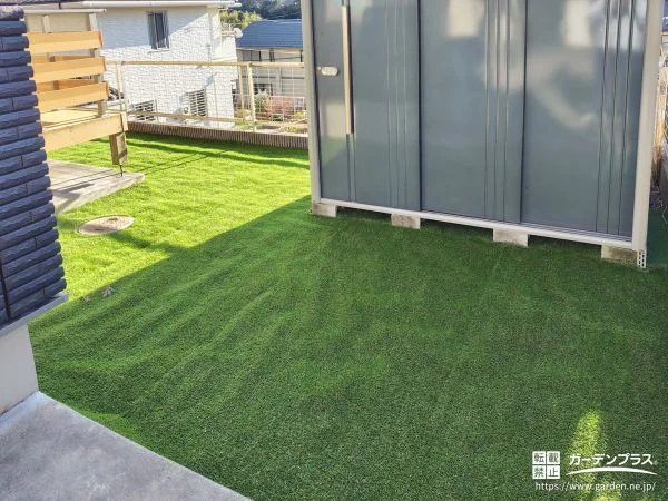 芝丈の長いフカフカの人工芝を敷設しお子様のケガを防いだ工事