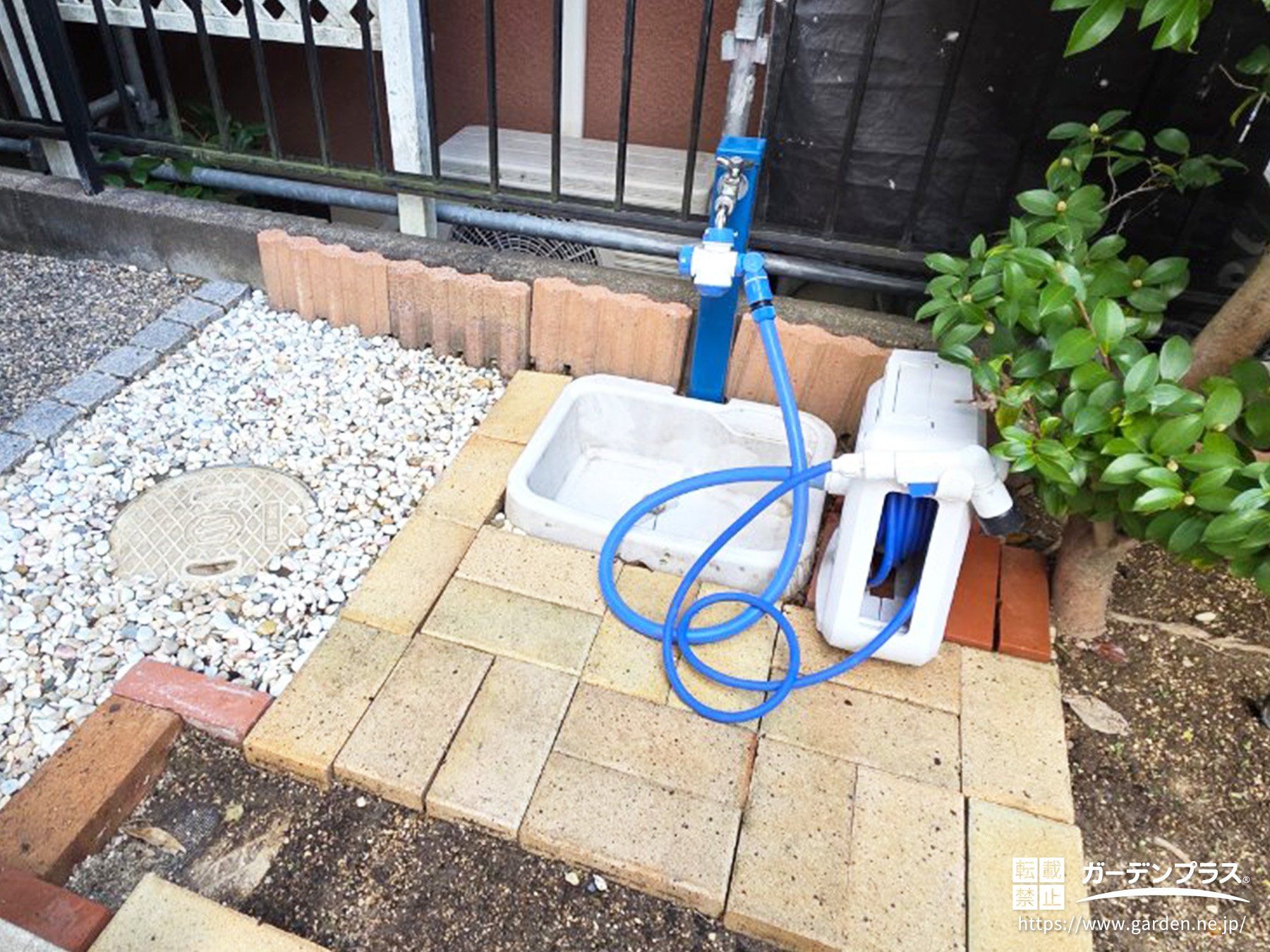 可愛らしい立水栓とガーデンパン