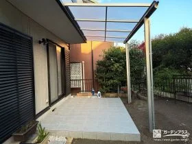 テラス屋根で雨を防ぎ便利に使えるタイルテラスの設置工事