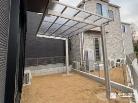 独立タイプでお住まいの壁を傷つけないテラス屋根の設置工事