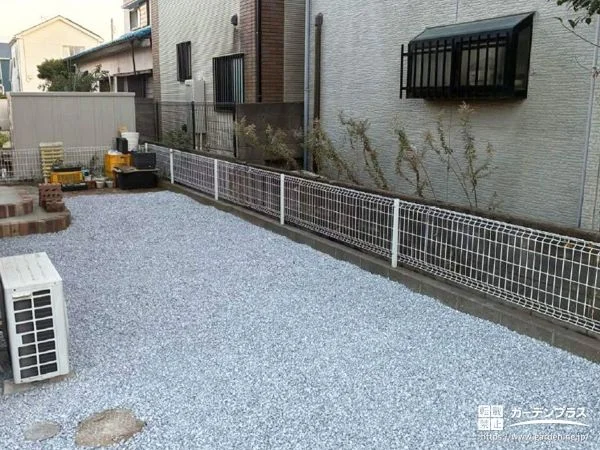 雑草対策としてお庭全面に防草シートと砂利を敷設した工事