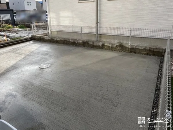 土間コンクリートと青砕石で整えた駐車スペースと犬走り工事