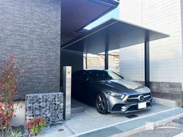 洗い出し仕上げで魅せる、端正な駐車スペース