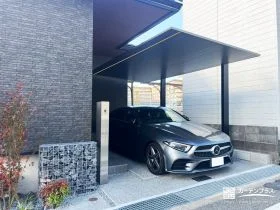 洗い出し仕上げで魅せる、端正な駐車スペース