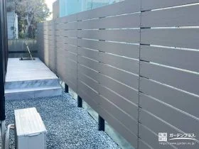 視線をやわらかく遮る、グレージュのおしゃれな目隠しフェンス