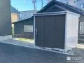 落ち着いたダークカラーの物置を設置し敷地を整えた収納空間工事