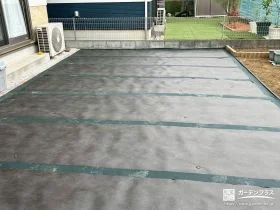 人工芝の敷設に向けた下地の整備と犬走りへの雑草対策工事