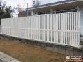 視線をやわらかく遮るホワイトの縦格子フェンスを設置した工事