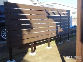 木目調がナチュラルな印象の目隠しフェンス[施工後]