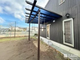 木目調のパーゴラ屋根と横格子フェンスの設置で整えたお庭工事