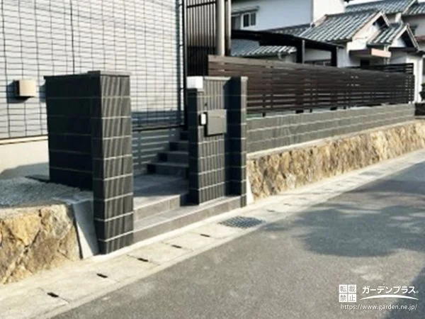 門柱と統一感をもたせたブラック基調の新築外構