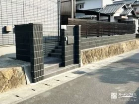 門柱と統一感をもたせたブラック基調の新築外構