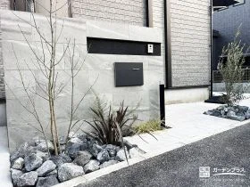 割栗石と植栽が引き立てるタイル門柱[施工後]