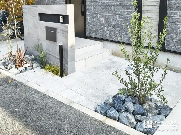 石調タイル門柱が映える、グレー×ブラックのモダン新築外構