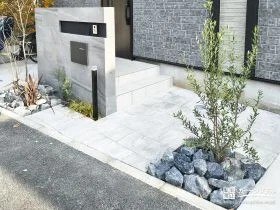 石調タイル門柱が映える、グレー×ブラックのモダン新築外構