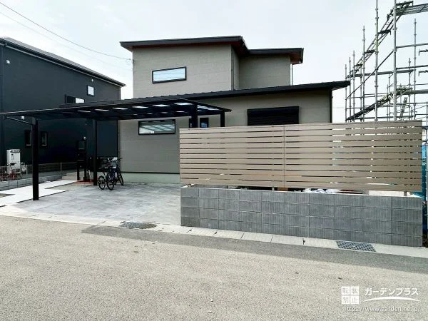 視線を整える目隠しフェンスと庭まわり