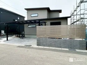 視線を整える目隠しフェンスと庭まわり[施工後]