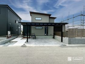 タイル舗装が上質感をまとうモダンな新築外構