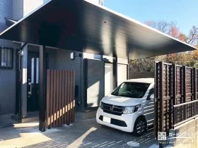 木調フェンスとカーポートSCが映えるプライバシーを配慮した外構工事