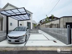 土間コンクリートとスリット砂利で整えた駐車スペース[施工後]