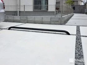 空間を引き締めるアクセントになるブラックの車止め[施工後]