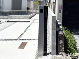 来訪時にもスムーズに対応する道路側の機能門柱[施工後]