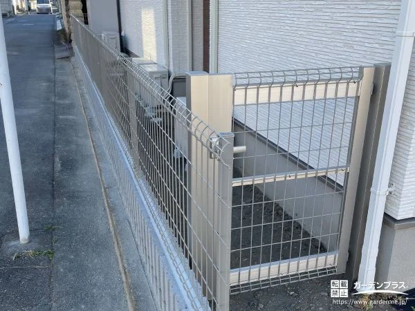 門扉とメッシュフェンスで安心感を高めた敷地境界整備工事