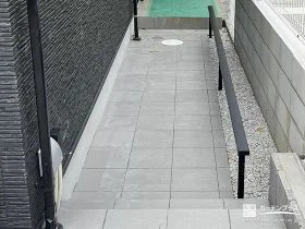 上質な天然石調のタイルで魅せるアプローチ[施工後]