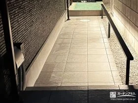 フレームフェンスで光の陰影をつくるアプローチ[施工後]