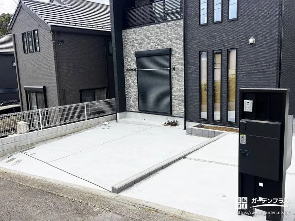 坂道の乗り入れに配慮したすっきりデザインの新築外構