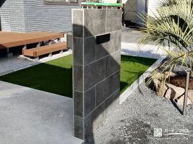 タイル門柱と洗い出しで整えた玄関まわり[施工後]