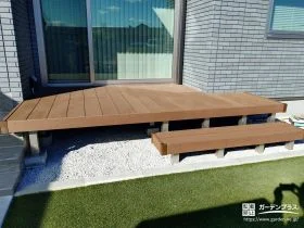 人工芝とウッドデッキでつくるくつろぎ空間