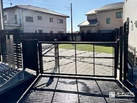 車と人の動線を分けたゲート＆門扉の配置[施工後]