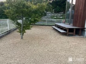 雑草のお悩みを解消するの温かみあるカラーの砂利敷き工事