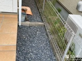 砂利敷きで雑草を防いだ犬走り[施工後]