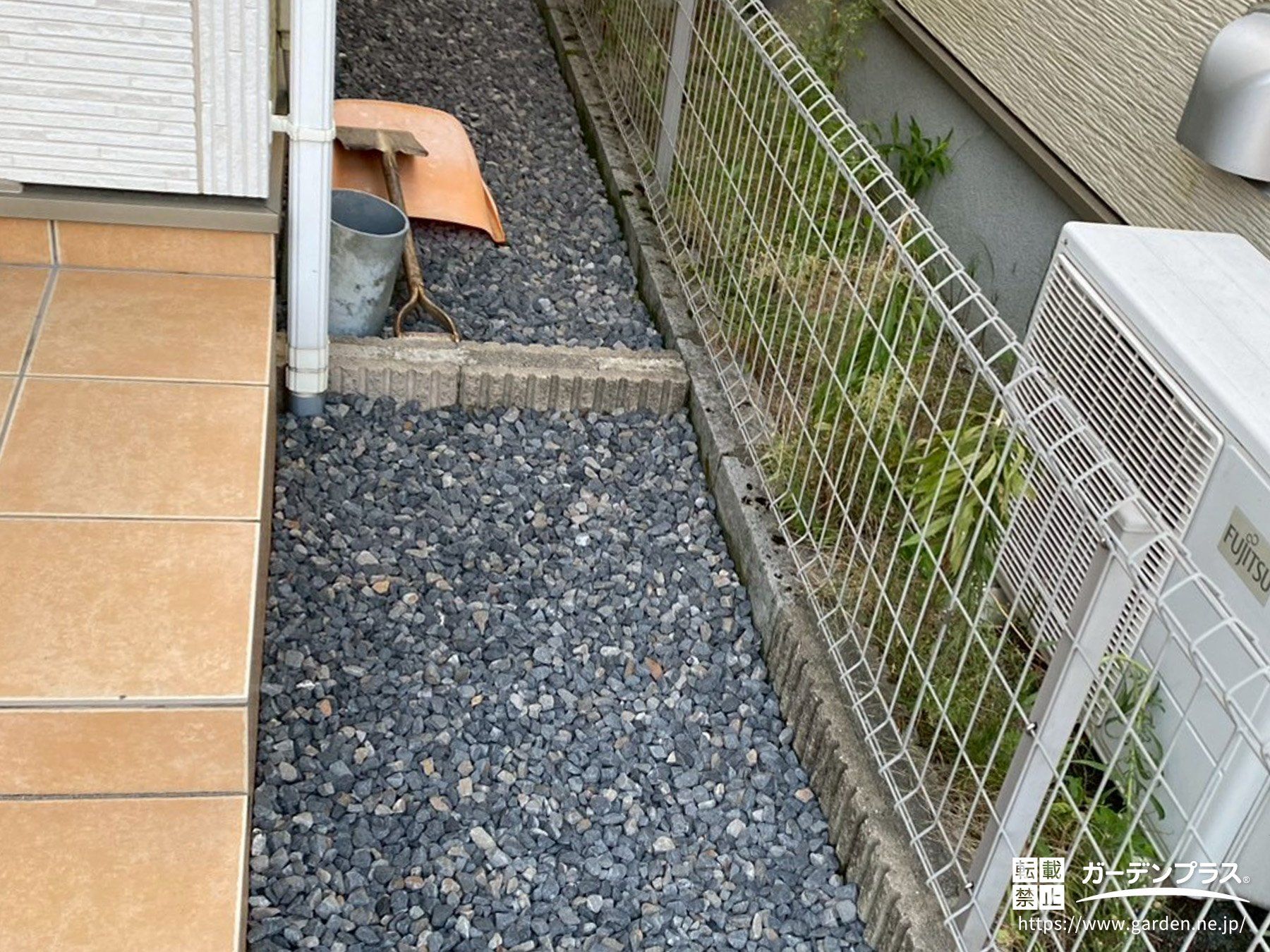 砂利敷きで雑草を防いだ犬走り