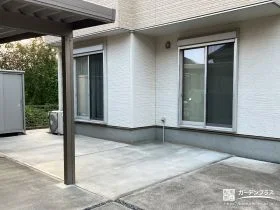 芝生のお庭を土間コンクリートで整えた前庭のリフォーム工事