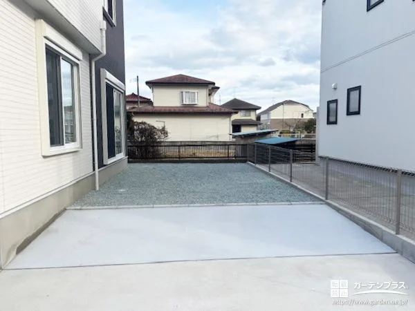 防草シートと青砕石の敷設で整えた主庭とスロープ施工工事