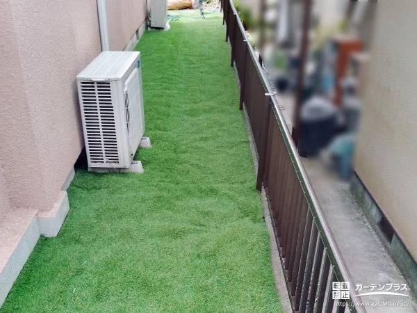 人工芝の緑で明るく整え雑草対策をした犬走りリフォーム工事