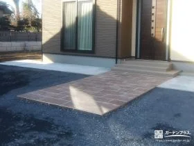 温かな大判タイルで描く、上質なアプローチ動線[施工後]