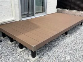 ナチュラルな質感のウッドデッキ[施工後]