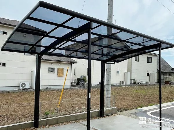 ブラックで統一したカーポートと目隠しフェンスの設置工事