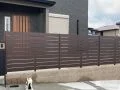 ナチュラな木目調の目隠しフェンス