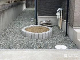 ピンコロ石でつくった可愛らしい花壇[施工後]