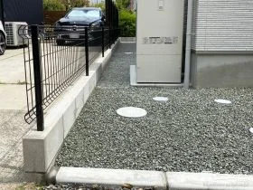 圧迫感を与えずに敷地境界を明確化するフェンス[施工後]