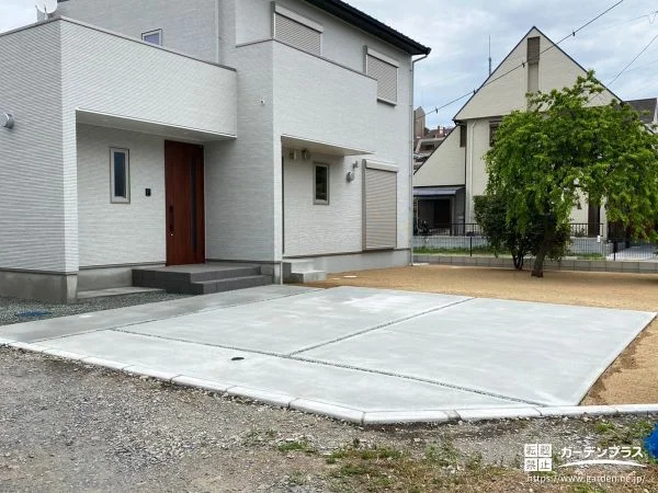 土間コンクリートで平らに整えたアプローチと駐車スペース工事