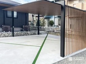オープン外構の視線を和らげるおしゃれな目隠し付きカーポート設置工事