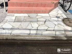 玄関アプローチに乱形石を施工[施工後]