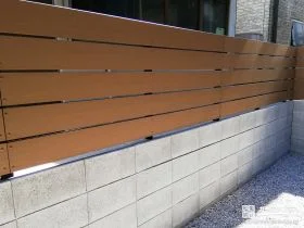 ナチュラルカラーの目隠しフェンス[施工後]